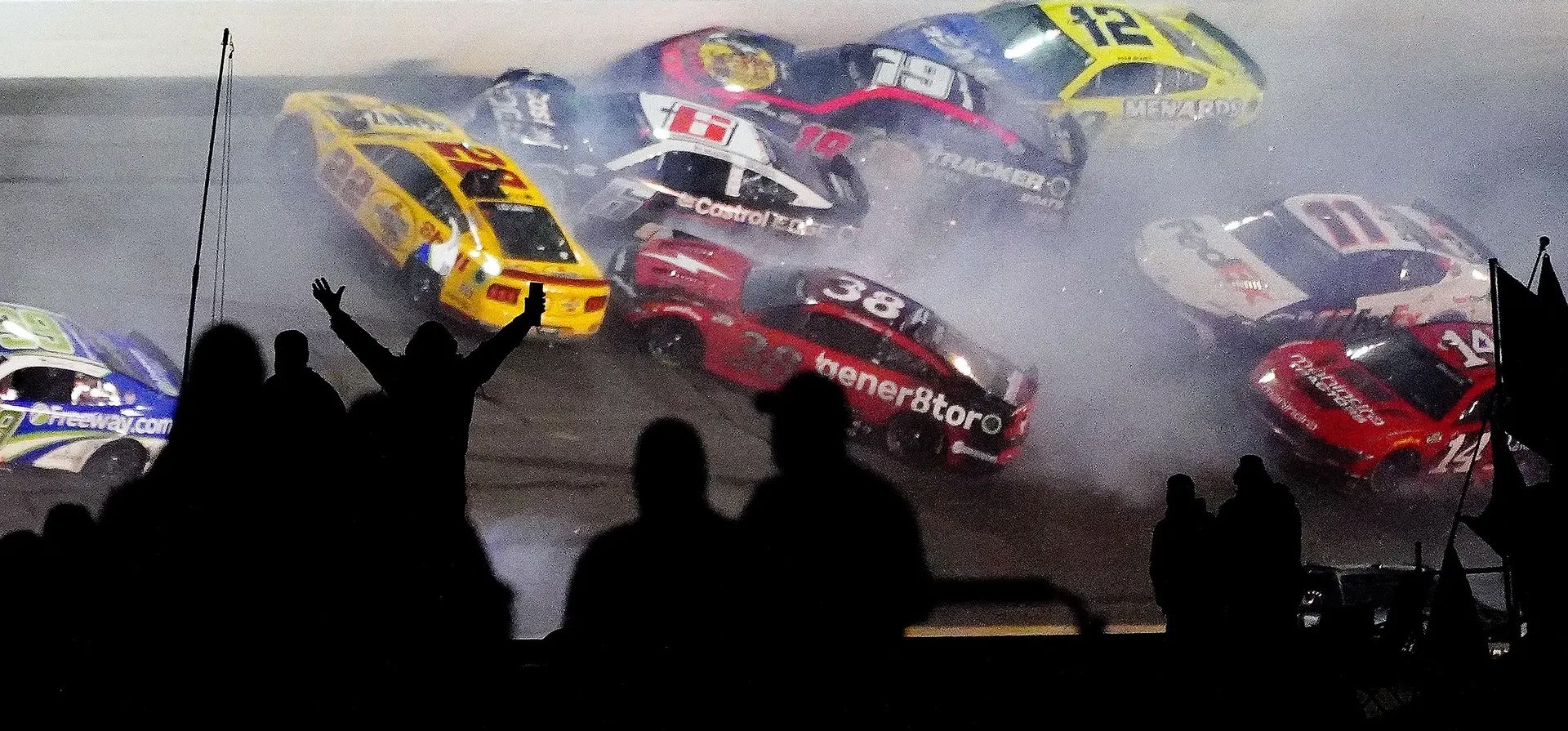 Los pilotos de la Nascar Cup Series chocan durante las 500 Millas de Daytona en Florida, Daytona Beach, Estados Unidos. Fotografía: John David Mercer/USA Today Sports Los pilotos de la Nascar Cup Series chocan durante las 500 Millas de Daytona en Florida, Daytona Beach, Estados Unidos. Fotografía: John David Mercer/USA Today Sports