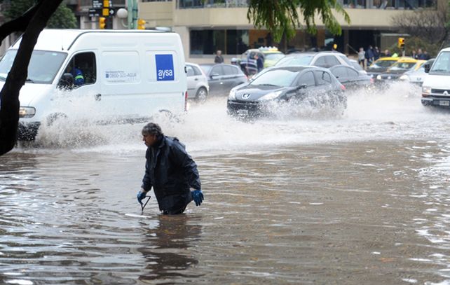 El agua anegó varios barrios porteños. El fenómeno fue intenso y corto en el tiempo.