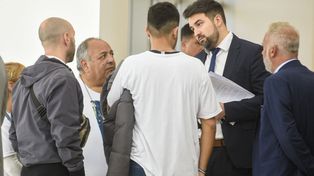 El fiscal Gastón Avila (con un papel en la mano) con familiares de Ivana Garcilazo, antes de la audiencia.
