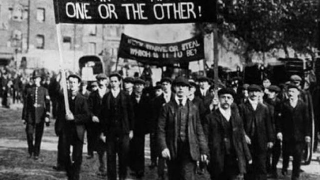Trabajadores en Chicago 1886 manifestándose por los derechos laborales