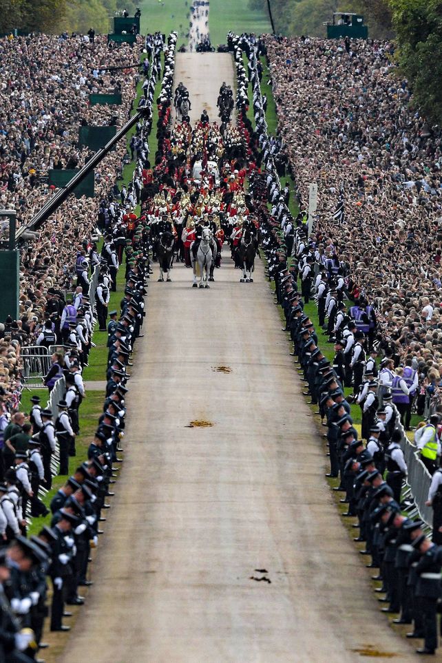 El imponente cortejo fúnebre va camino de la abadía de Westminster. Una enorme multitud lo salud a su paso.