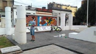 Voluntarios restauran el monumento de la Plaza del Soldado