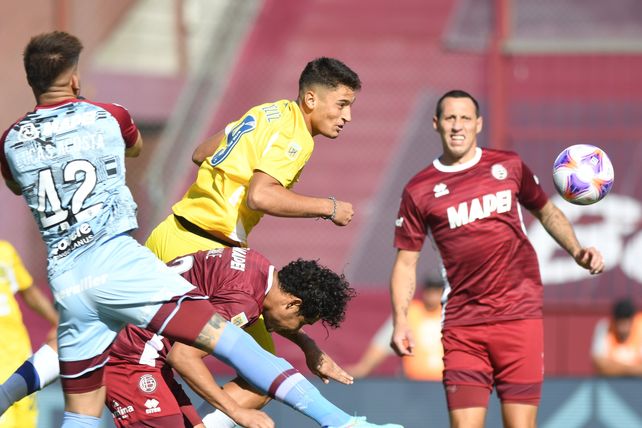 Central no apareció en la cancha de Lanús y regaló el invicto con un 3-0 inapelable