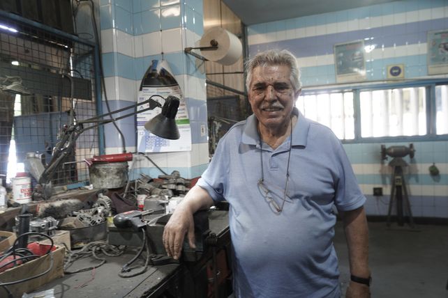 Cacho es electricista del automotor desde muy chico.