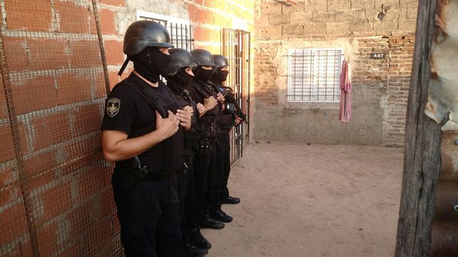 Irrupción. En uno de los allanamientos fue secuestrado un teléfono vinculada a la causa investigada.&nbsp;