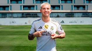 El argentino Franco Mastantuono con la camiseta más vendida del mundo este año: la del Real Madrid. La de Boca aparece en el sexto lugar del ranking.