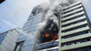 Feroz incendio en un edificio lindero a la Secretaría de Trabajo de la Nación en Buenos Aires