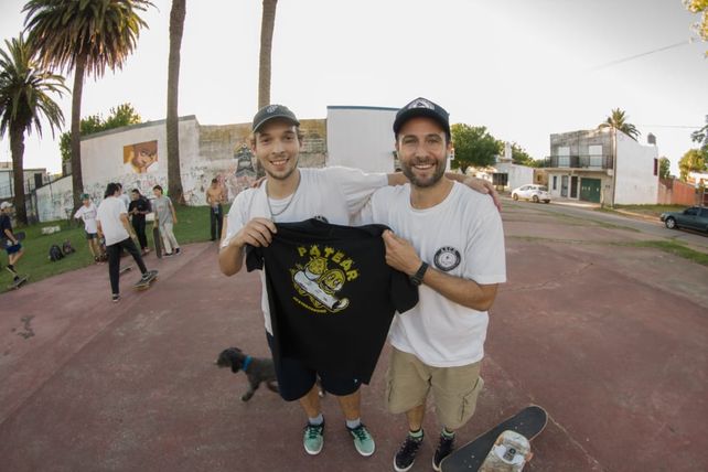 Tomás Källsten que se llevó el primer puesto elegido por todos los skaters recibe la remera en manos de Agustín.&nbsp;