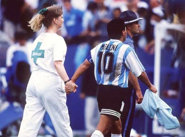 La enfermera Sue Carpenter lleva de la mano a Diego Maradona al control antidoping. Fue tras el triunfo sobre Nigeria 2 a 1 en el Mundial de Estados Unidos 1994.