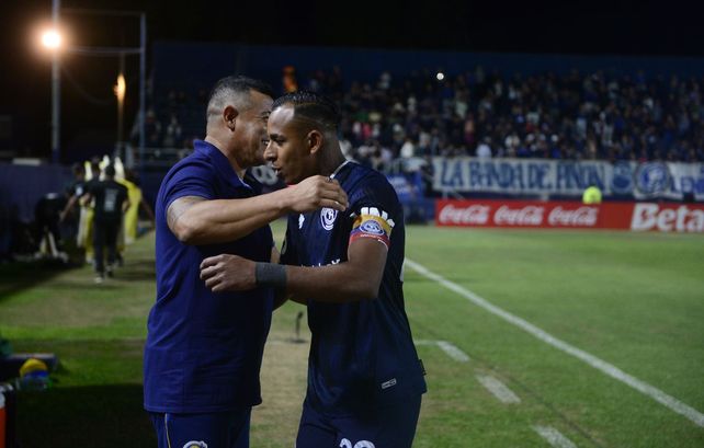 Almirón y Villa, en un abrazo sentido, en la previa de Independiente Rivadavia con Central.