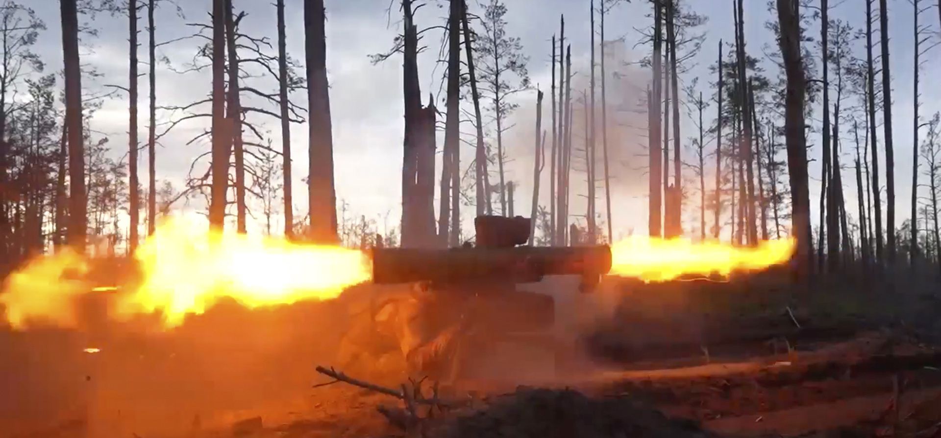 Imagen de video y facilitada por el Servicio de Prensa del Ministerio de Defensa de Rusia el jueves 25 de mayo de 2023 muestra a un soldado ruso que dispara un misil del sistema antitanques Fagot contra una posición ucraniana en un lugar no revelado. (Servicio de Prensa del Ministerio de Defensa de Rusia vía AP) Imagen de video y facilitada por el Servicio de Prensa del Ministerio de Defensa de Rusia el jueves 25 de mayo de 2023 muestra a un soldado ruso que dispara un misil del sistema antitanques Fagot contra una posición ucraniana en un lugar no revelado. (Servicio de Prensa del Ministerio de Defensa de Rusia vía AP)