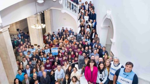 Crisis universitaria: con un abrazo simbólico, la comunidad de la UNL volvió a exigir financiamiento para la universidad pública