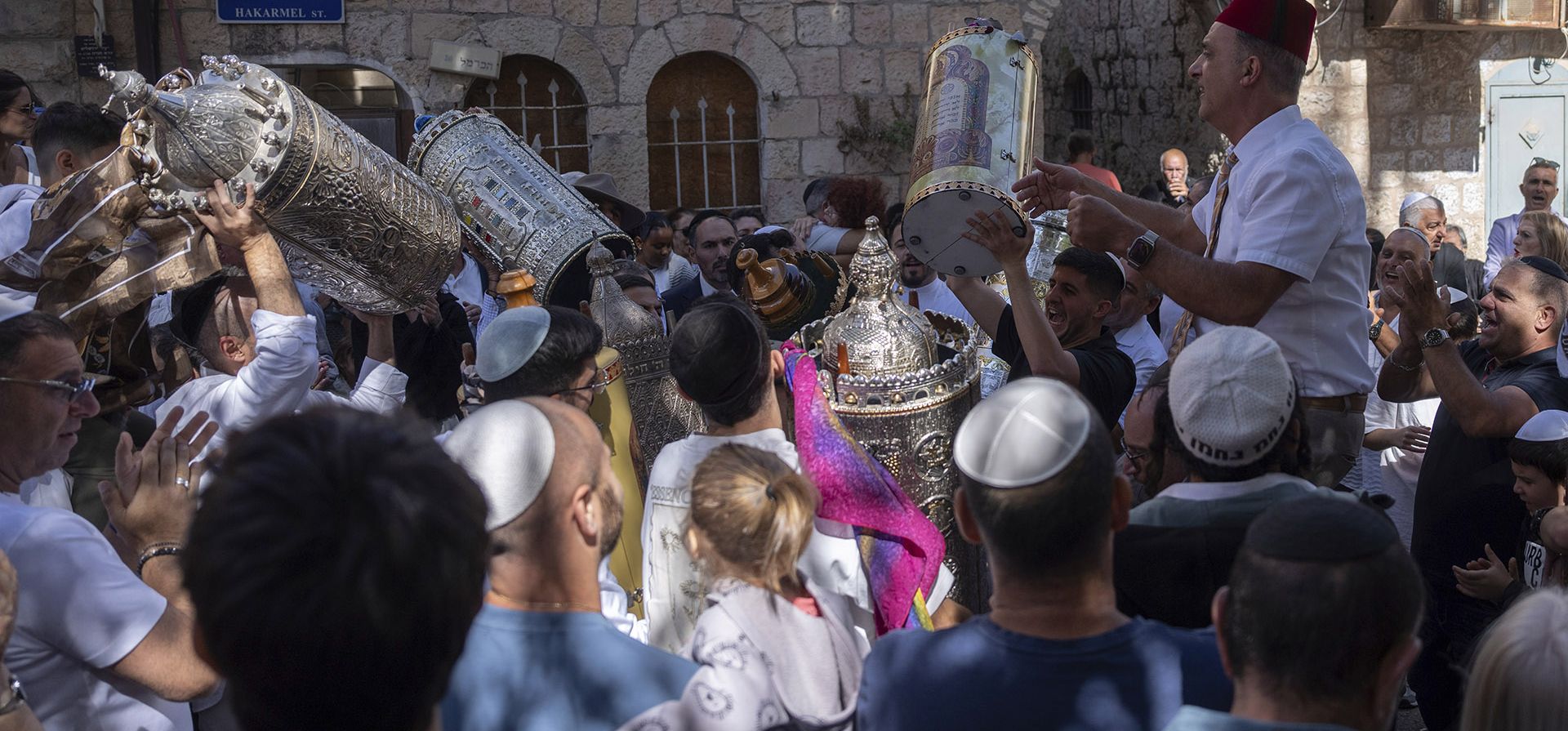 Un grupo de judíos bailan en círculo durante la festividad de Simjat Torá, en el primer aniversario en el calendario judío del día en que los militantes de Hamas atacaron a Israel, en Jerusalén, el jueves 24 de octubre de 2024. (Foto AP/Ohad Zwigenberg) Un grupo de judíos bailan en círculo durante la festividad de Simjat Torá, en el primer aniversario en el calendario judío del día en que los militantes de Hamas atacaron a Israel, en Jerusalén, el jueves 24 de octubre de 2024. (Foto AP/Ohad Zwigenberg)