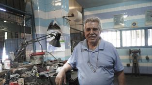 Cacho es electricista del automotor desde muy chico.