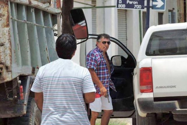 Irascible. El director de Obras y Servicios Públicos exhibe un revólver frente a los trabjadores muncipales.
