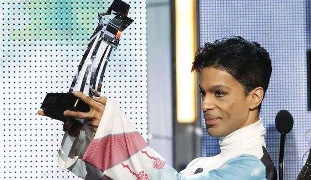 Prince: un artista experimental que dejó huella con su música y sus controversias