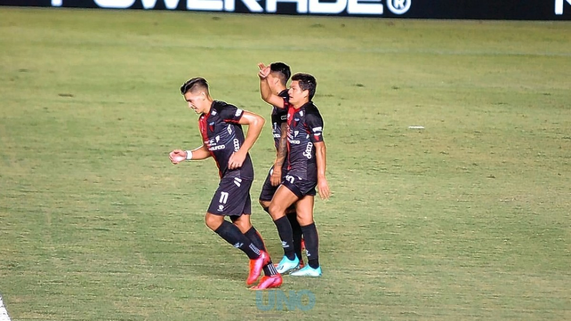 Colón venció a Aldosivi por 2-1 y por primera vez en su historia ganó los primeros cuatro partidos de un torneo.