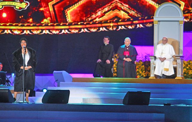 Espectacular. Aretha Franklin canta ante el pontífice en el cierre del encuentro de las familias en Filadelfia.