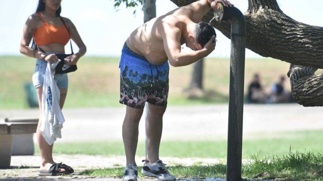 Los peligros de la deshidratación por la ola de calor y cómo evitarla