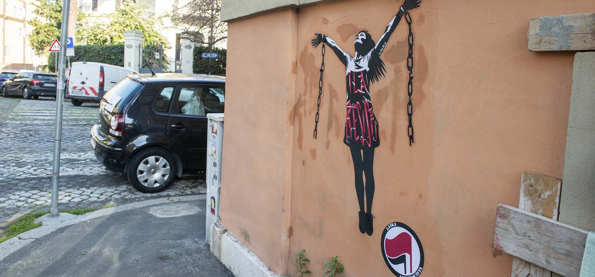 Una pintura mural que representa a la activista antifascista italiana Ilaria Salis en el acto de romper sus cadenas cerca de la embajada de Hungría en Roma, el miércoles 31 de enero de 2024. Italia ha intensificado sus protestas por el trato que recibe Salis en una cárcel húngara después de imágenes donde aparece encadenada y esposada en una audiencia judicial en Budapest. (Valentina Stefanelli/LaPresse vía AP) Una pintura mural que representa a la activista antifascista italiana Ilaria Salis en el acto de romper sus cadenas cerca de la embajada de Hungría en Roma, el miércoles 31 de enero de 2024. Italia ha intensificado sus protestas por el trato que recibe Salis en una cárcel húngara después de imágenes donde aparece encadenada y esposada en una audiencia judicial en Budapest. (Valentina Stefanelli/LaPresse vía AP)