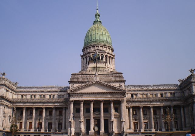 La sociedad se irrita por los manejos de los fondos legislativos.