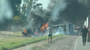 Dos personas murieron carbonizadas y una resultó herida en choque frontal de camiones en ruta 34, en Santa Fe.Imagen: @mariogaloppo