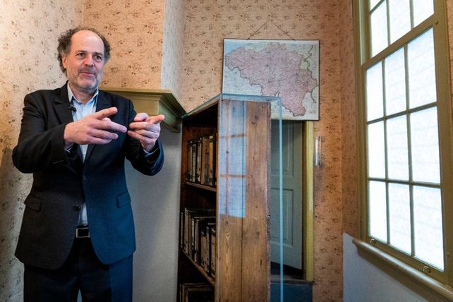 El director del museo Anna Frank, Ronald Leopold, junto a la biblioteca que daba ingreso al anexo secreto donde Anna y su familia sobrevivieron durante dos años, entre 1942 y 1944.
