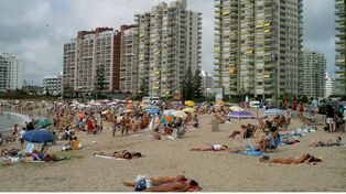 Los argentinos que vayan a Punta del Este podrán pagar con tarjetas y en cuotas