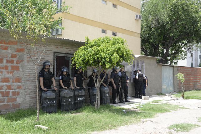 custodia. La Guardia de Infantería montó un amplio operativo ayer en el barrio donde vive la víctima para aplacar los ánimos de los vecinos. (Silvina Salinas / La Capital)