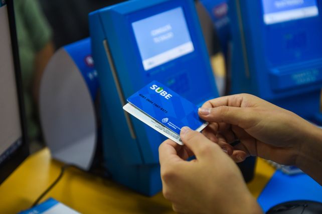 6 de marzo. Entró en vigencia la tarjeta Sube en el transporte urbano en reemplazo de la tarjeta Movi. 