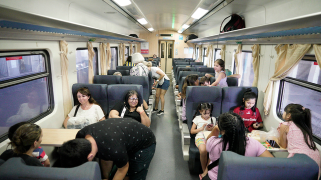 Familias enteras se acomodaron en las confortables butacas de los tres vagones del servicio pullman que tiene destino final la localidad de Cañada de Gómez.