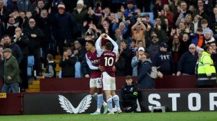 Dibu Martínez fue figura y Buendía marcó en la goleada de Aston Villa