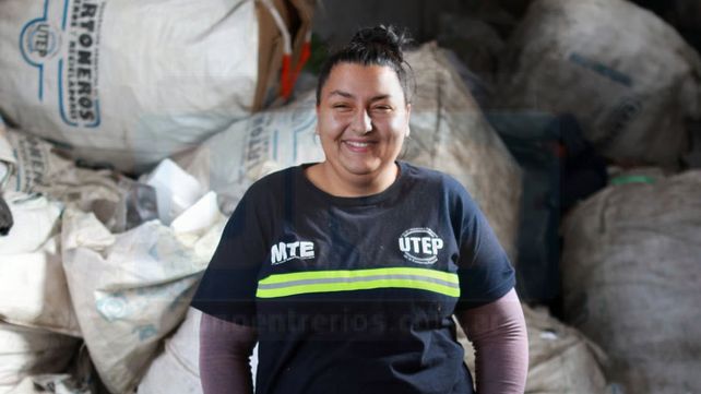 Recicladores ganan el pan y el respeto caminando la ciudad