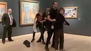 Detienen a tres activistas ambientalistas que quisieron dañar la obra El grito