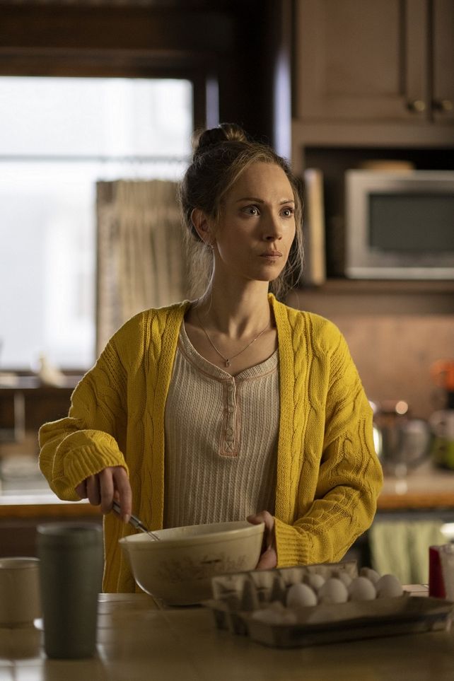 Juno Temple interpreta a Dorothy “Dot” Lyon, una apacible ama de casa con una pasado turbio.