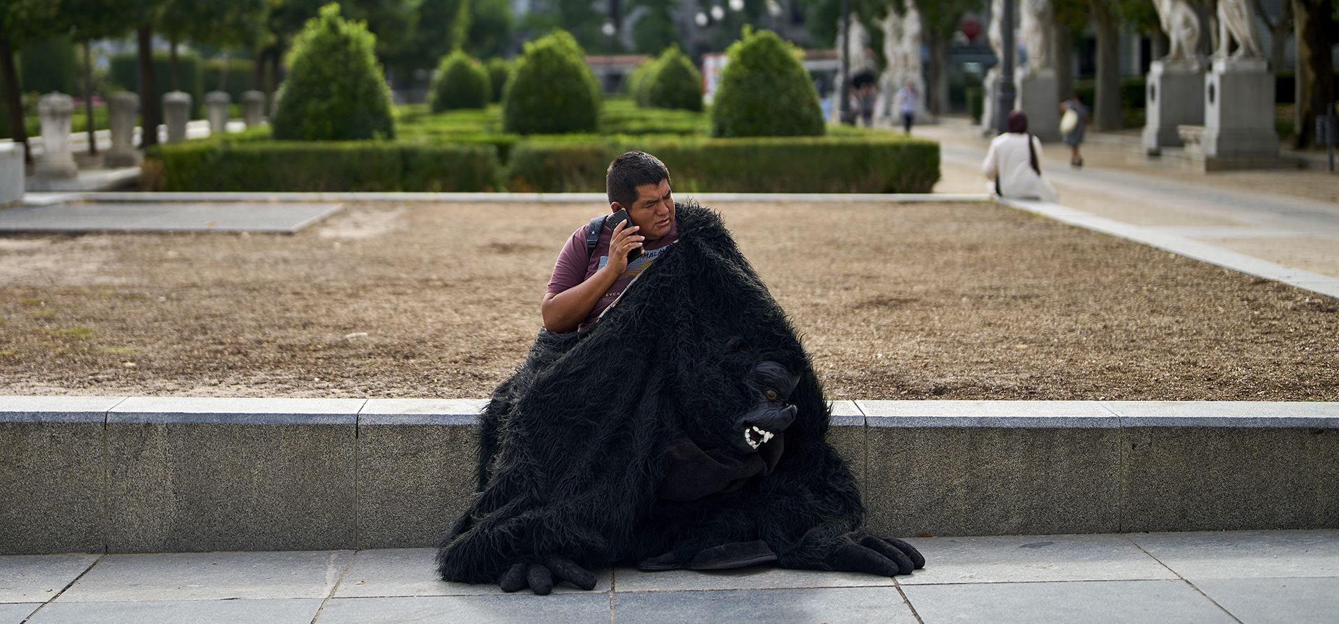 Un hombre disfrazado de orangután descansa en una calle de Madrid, mientras la capital española soporta otra ola de calor, el martes 12 de agosto de 2025. (Foto AP/Manu Fernandez) Un hombre disfrazado de orangután descansa en una calle de Madrid, mientras la capital española soporta otra ola de calor, el martes 12 de agosto de 2025. (Foto AP/Manu Fernandez)