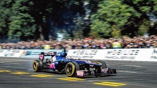 Durante dos sesiones, Colapinto salió a las calles porteñas con el Lotus 2012.