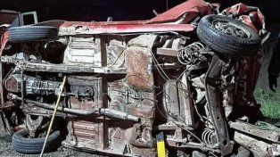 El auto quedó volcado por el fuerte impacto en el accidente ocurrido en cercanía de Mansilla.