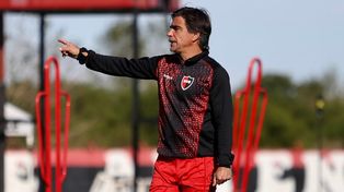 A la cancha. Javier Sanguinetti condujo este miércoles los entrenamientos para definir el once ante Patronato. (Foto: Canob)