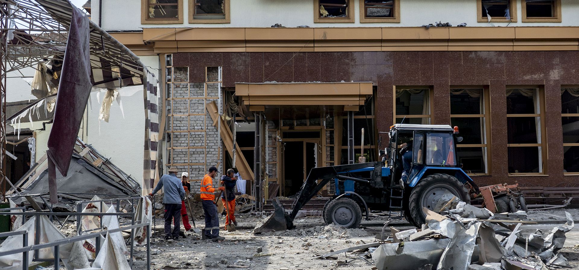 Trabajadores limpian los escombros de un hotel dañado en el parque central de Zaporizhzhia, Ucrania, el jueves 22 de septiembre de 2022. Los ataques con misiles rusos dejaron una persona muerta, trabajador de hotel de 65 años. La región de Zaporizhzhia es una de las cuatro en las que Rusia planea celebrar referéndums a partir del viernes para convertirse en parte de Rusia, pero la ciudad en sí está en manos de Ucrania.