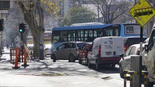En caso de que no funcionen los frenos del auto, es importante desacelerar progresivamente.