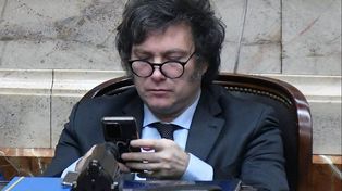 Milei se muestra hiperactivo en las redes sociales, donde apunta contra sus adversarios y envía mensajes a su núcleo duro.&nbsp;