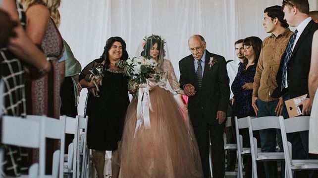 Pasó años usando una silla de ruedas y sorprendió a todos en su boda caminando hacia el altar