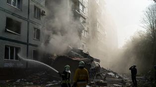 Uno de los edificios de departamentos demolido ayer en Zaporiyia por los bombardeos rusos.&nbsp;