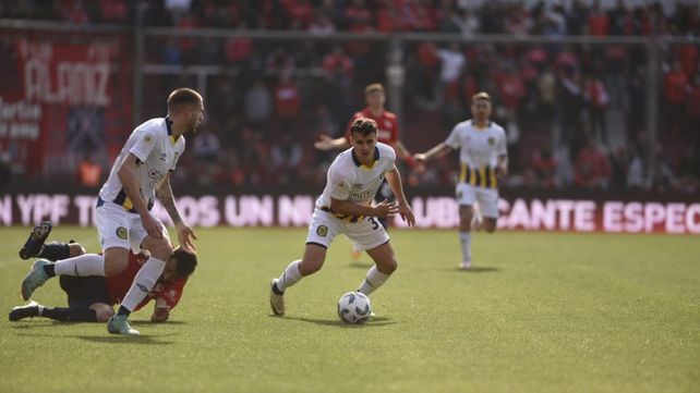 Elías Ocampo y Agustín Módica con la vista fija en la pelota. El delantero se fue lesionado en un primer tiempo esquivo para Central que cae ante Independiente.