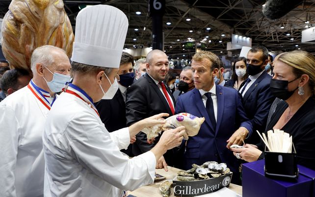 El presidente francés, Emmanuel Macron, prueba productos durante su visita a la Feria Internacional de Catering, Hoteles y Alimentos (SIRHA) en Lyon, en el centro de Francia, el lunes 27 de septiembre de 2021.