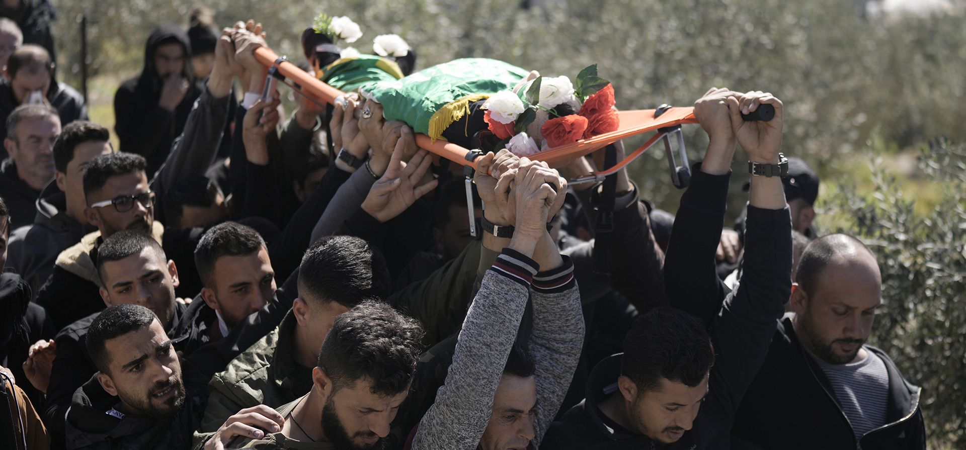 Los dolientes llevan el cuerpo de Amr al-Najjar, de 11 años, envuelto en la bandera de Hamas, durante su funeral en la aldea de Burin, en Cisjordania, cerca de Naplusa, el martes 5 de marzo de 2024. Los medios palestinos informan que recibió un disparo durante un ataque militar israelí. Incursión en el pueblo de Burin. (Foto AP/Majdi Mohammed) Los dolientes llevan el cuerpo de Amr al-Najjar, de 11 años, envuelto en la bandera de Hamas, durante su funeral en la aldea de Burin, en Cisjordania, cerca de Naplusa, el martes 5 de marzo de 2024. Los medios palestinos informan que recibió un disparo durante un ataque militar israelí. Incursión en el pueblo de Burin. (Foto AP/Majdi Mohammed)