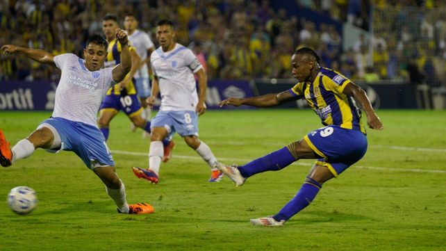 Campaz recibió de Malcorra y con este remate seco le da a Rosario Central de nuevo la diferencia.
