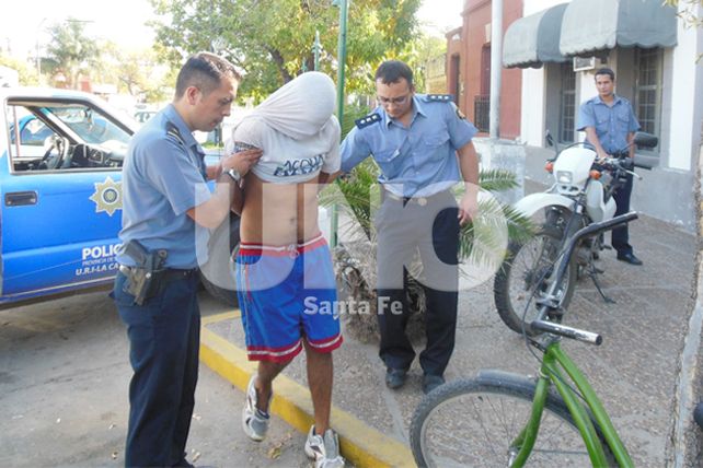 Un vilolento delincuente fue atrapado en el barrio de Guadalupe en Santa Fe