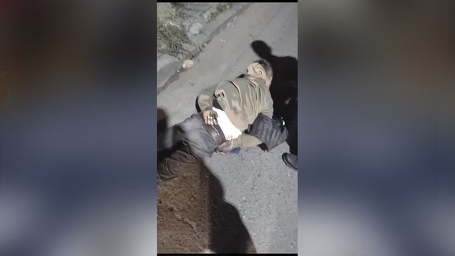 El delincuente intentó golpear a un repartidor de Pedidos Ya con una cadena para robarle la moto. Los  vecinos entregaron al ladrón a los policías.